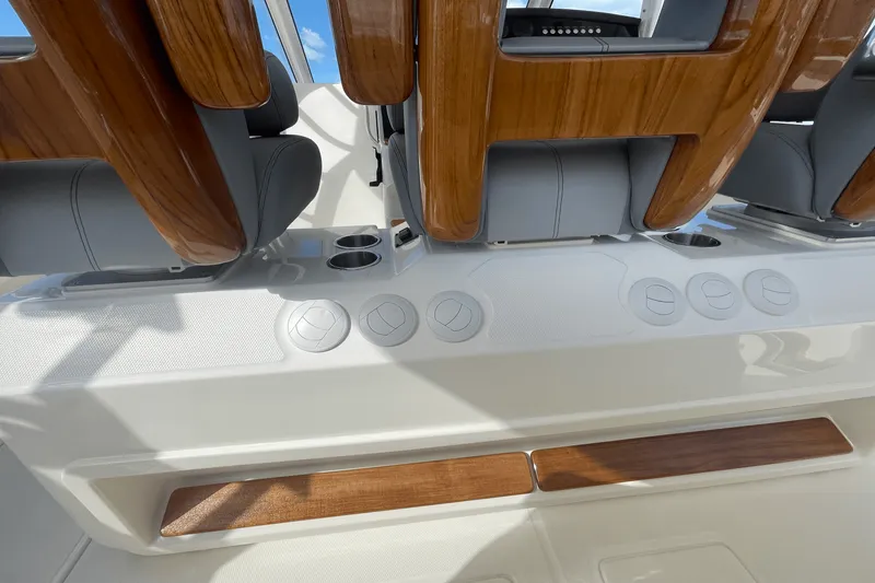 Slide: The Image of Boston Whaler 420 Outrage 2025 - 17