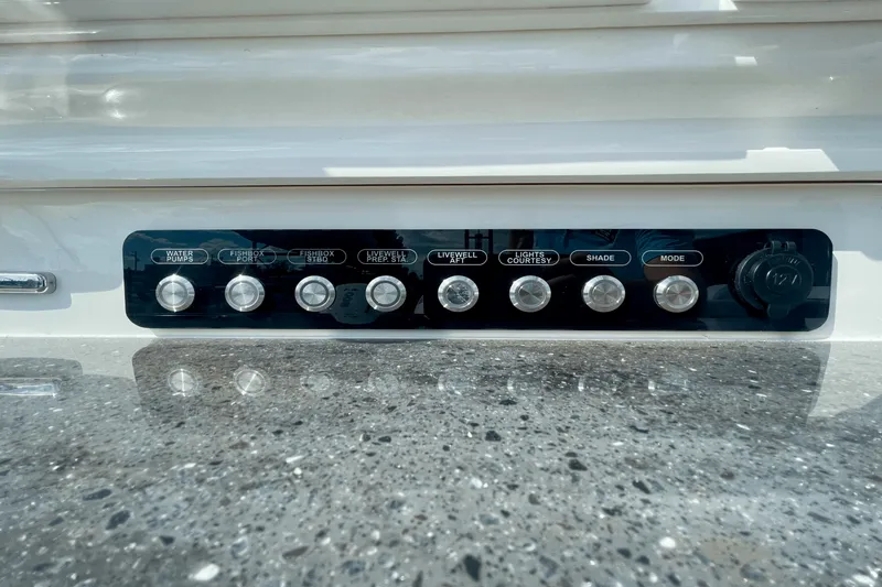 Slide: The Image of Boston Whaler 420 Outrage 2025 - 18