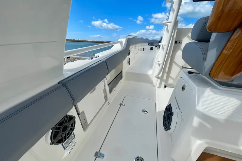 Slide: The Image of Boston Whaler 420 Outrage 2025 - 19