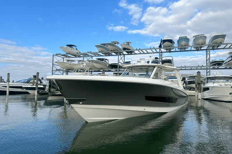 Slide: The Image of Boston Whaler 420 Outrage 2025 - 2