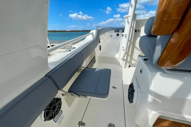 Slide: The Image of Boston Whaler 420 Outrage 2025 - 20
