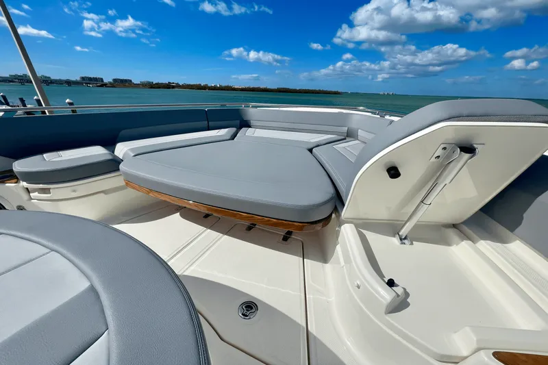 Slide: The Image of Boston Whaler 420 Outrage 2025 - 22