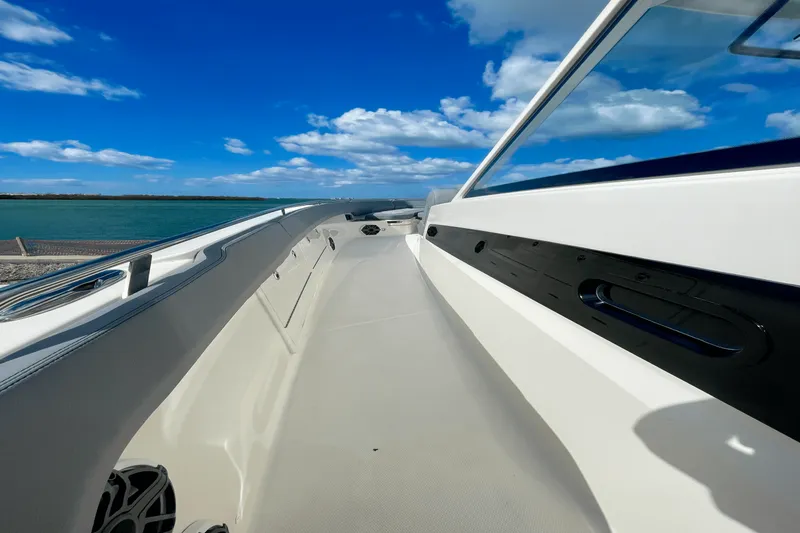 Slide: The Image of Boston Whaler 420 Outrage 2025 - 23