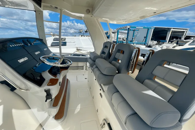 Slide: The Image of Boston Whaler 420 Outrage 2025 - 26