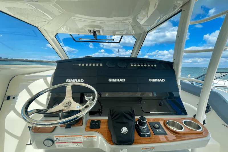 Slide: The Image of Boston Whaler 420 Outrage 2025 - 27