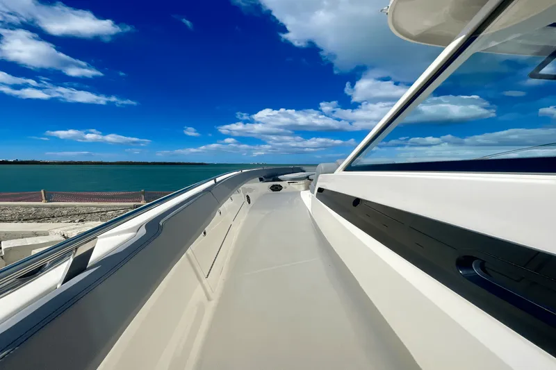 Slide: The Image of Boston Whaler 420 Outrage 2025 - 28