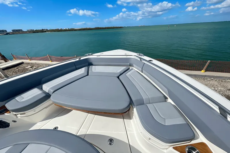 Slide: The Image of Boston Whaler 420 Outrage 2025 - 29