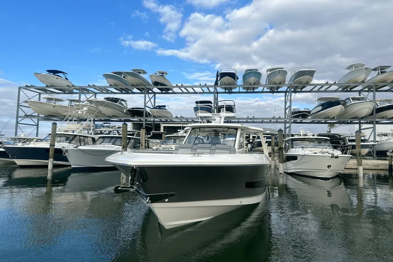 Slide: The Image of Boston Whaler 420 Outrage 2025 - 3