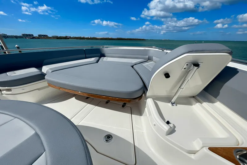 Slide: The Image of Boston Whaler 420 Outrage 2025 - 30