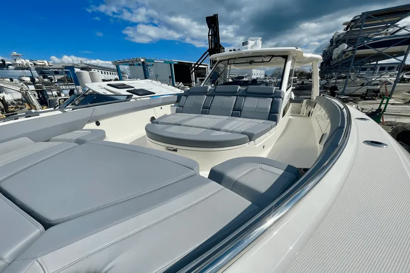 Slide: The Image of Boston Whaler 420 Outrage 2025 - 31