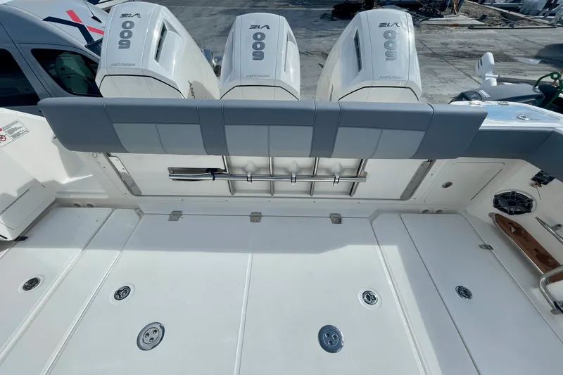 Slide: The Image of Boston Whaler 420 Outrage 2025 - 32