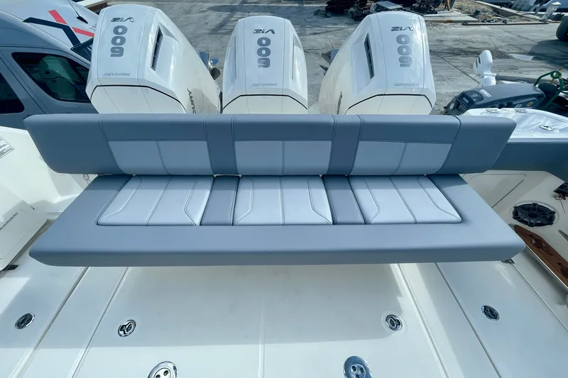 Slide: The Image of Boston Whaler 420 Outrage 2025 - 33