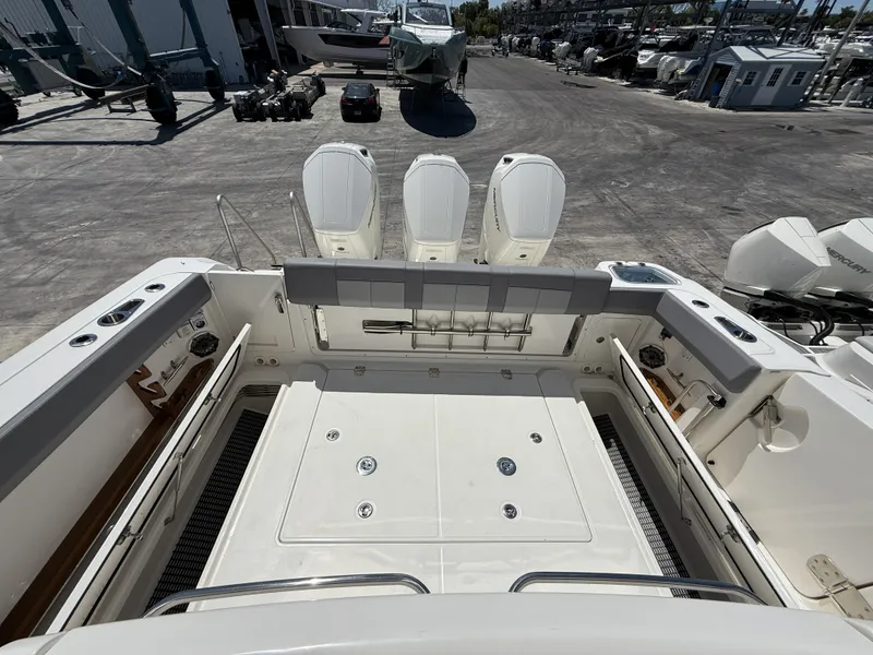 Slide: The Image of Boston Whaler 420 Outrage 2025 - 35