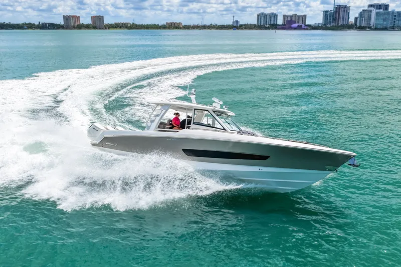 Slide: The Image of Boston Whaler 420 Outrage 2025 - 38