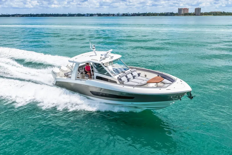 Slide: The Image of Boston Whaler 420 Outrage 2025 - 39