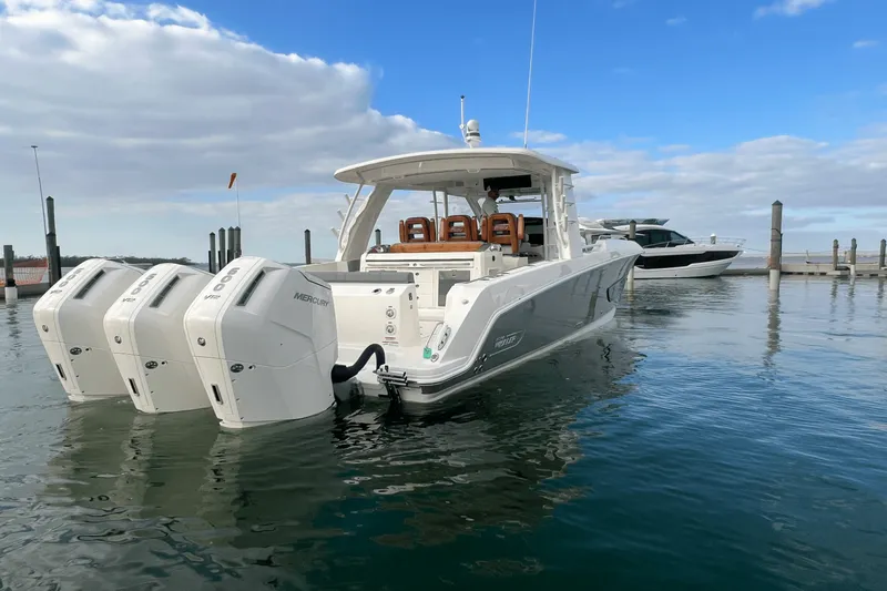 Slide: The Image of Boston Whaler 420 Outrage 2025 - 4