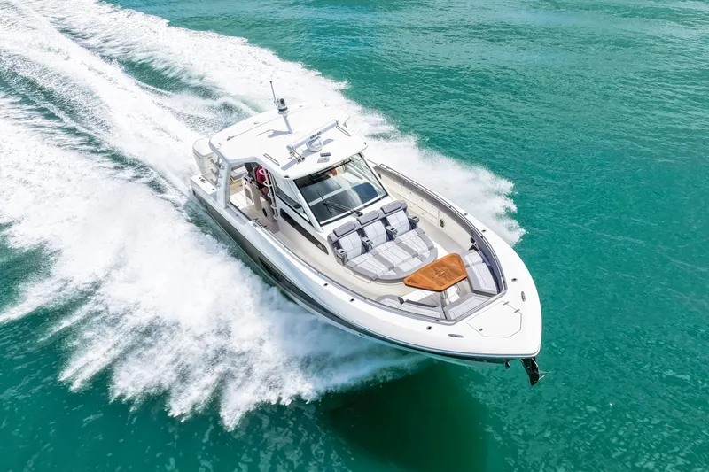 Slide: The Image of Boston Whaler 420 Outrage 2025 - 40