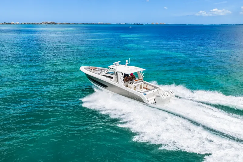 Slide: The Image of Boston Whaler 420 Outrage 2025 - 41