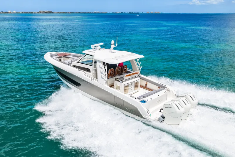 Slide: The Image of Boston Whaler 420 Outrage 2025 - 42