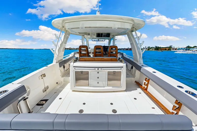 Slide: The Image of Boston Whaler 420 Outrage 2025 - 45