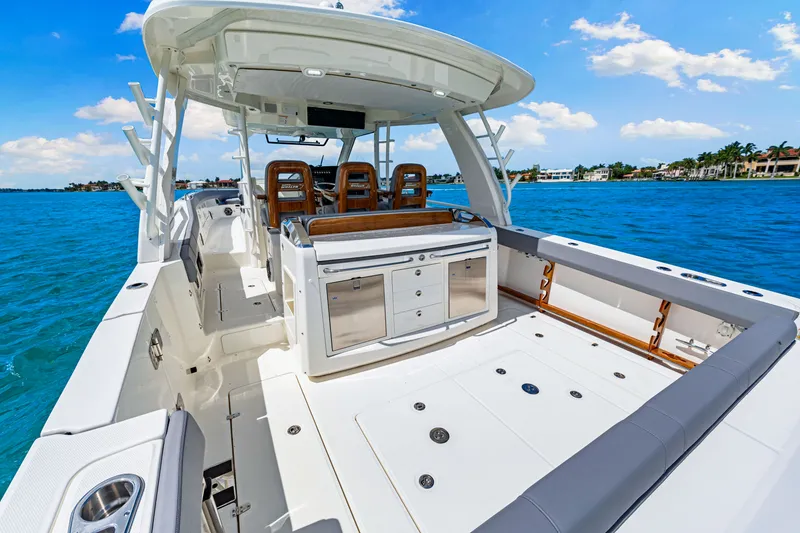 Slide: The Image of Boston Whaler 420 Outrage 2025 - 46