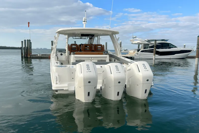 Slide: The Image of Boston Whaler 420 Outrage 2025 - 5