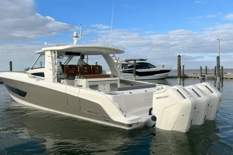Slide: The Image of Boston Whaler 420 Outrage 2025 - 6