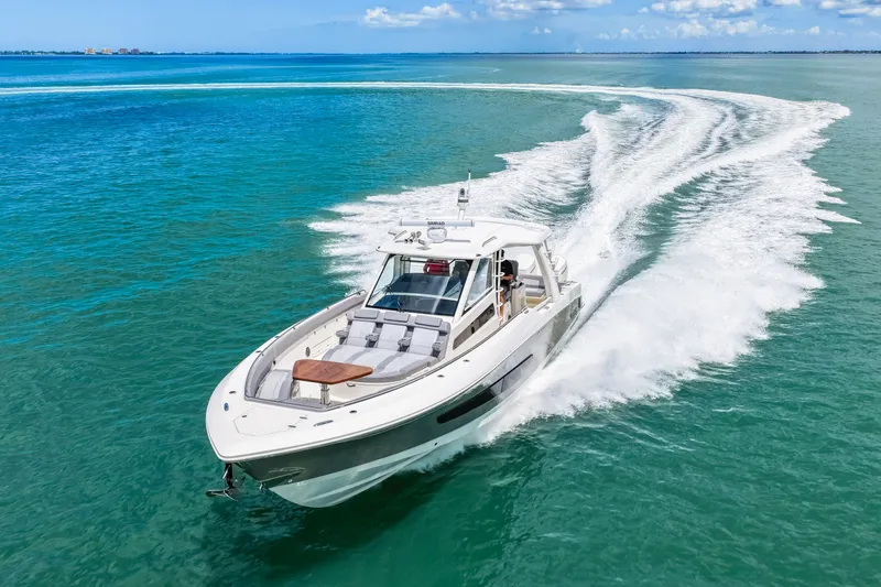 Slide: The Image of Boston Whaler 420 Outrage 2025 - 63