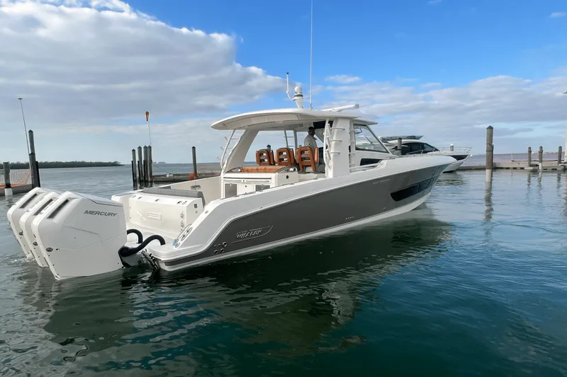 Slide: The Image of Boston Whaler 420 Outrage 2025 - 7