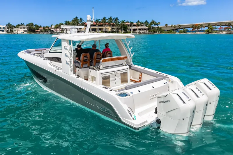 Slide: The Image of Boston Whaler 420 Outrage 2025 - 77