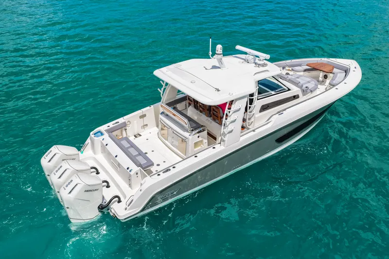 Slide: The Image of Boston Whaler 420 Outrage 2025 - 81