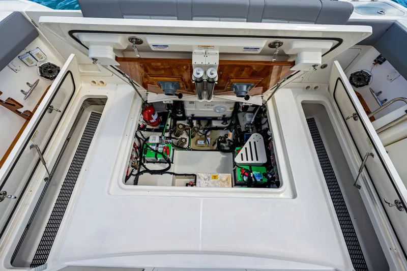 Slide: The Image of Boston Whaler 420 Outrage 2025 - 87