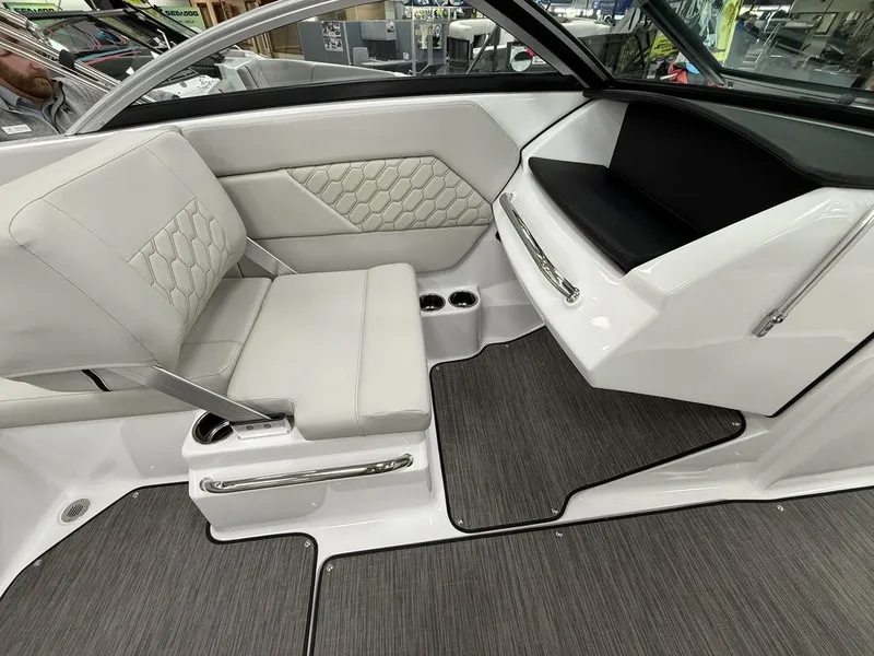 Slide: The Image of Four Winns H1 Freedom 2025 - 10