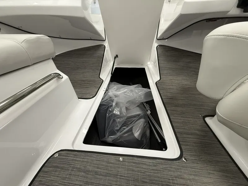 Slide: The Image of Four Winns H1 Freedom 2025 - 11