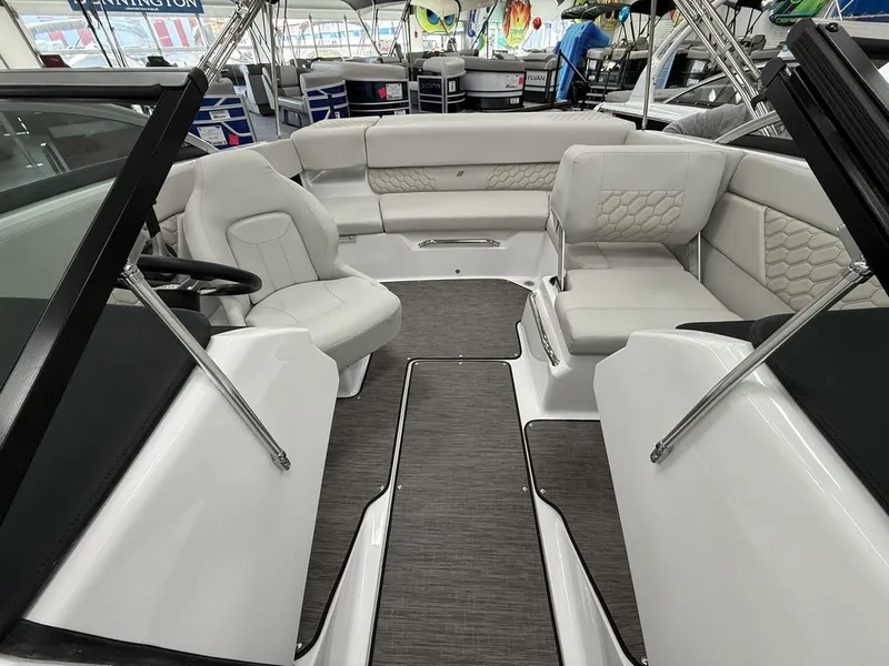 Slide: The Image of Four Winns H1 Freedom 2025 - 13