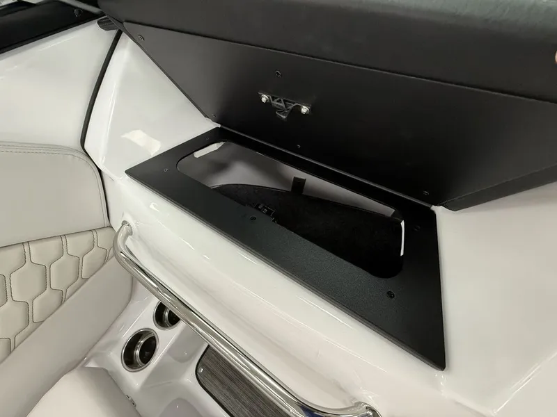 Slide: The Image of Four Winns H1 Freedom 2025 - 15