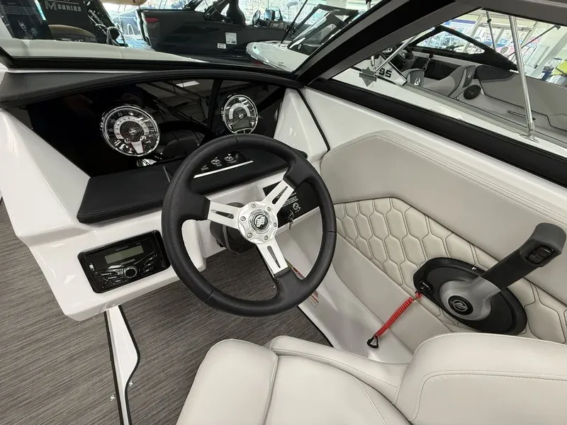 Slide: The Image of Four Winns H1 Freedom 2025 - 16