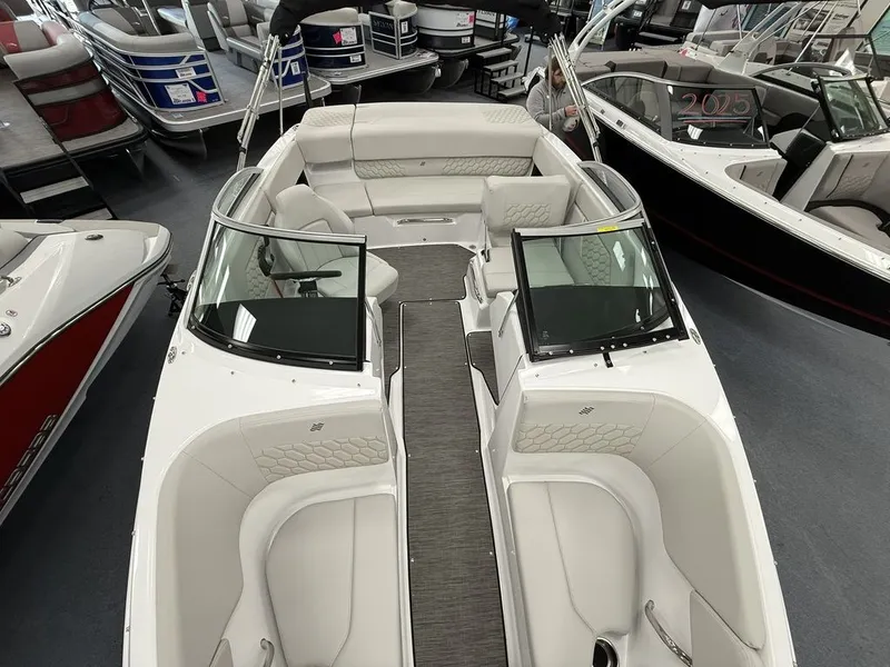 Slide: The Image of Four Winns H1 Freedom 2025 - 17