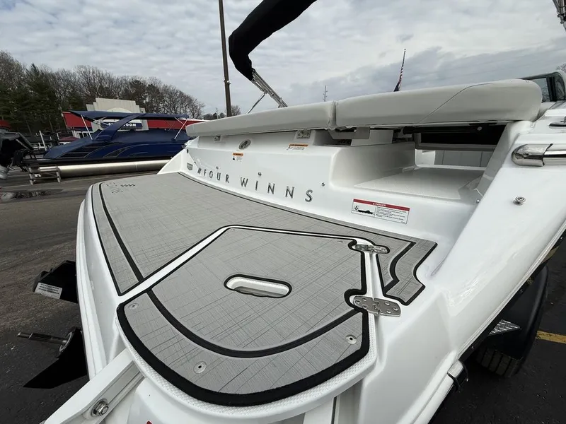 Slide: The Image of Four Winns H1 Freedom 2025 - 18