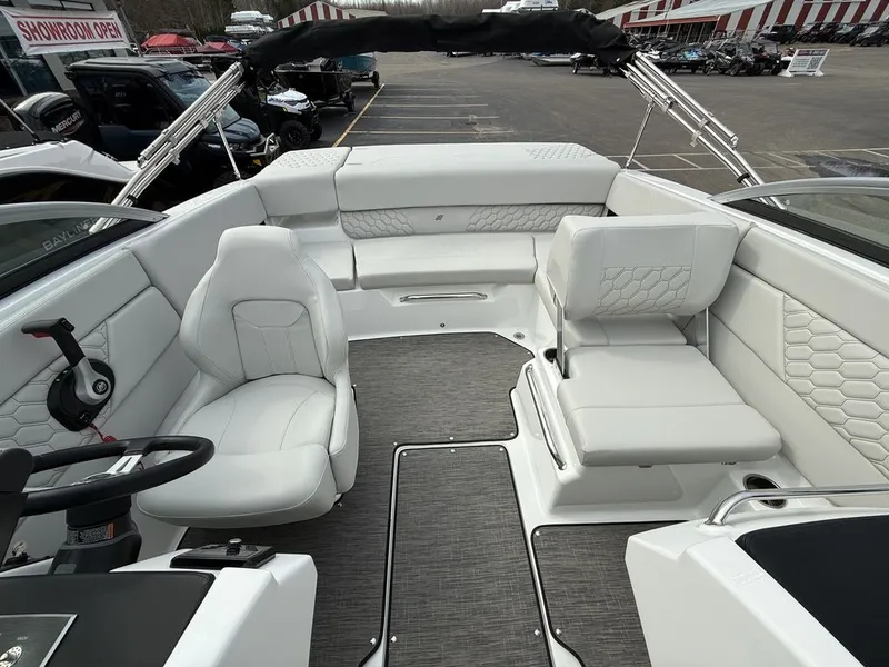 Slide: The Image of Four Winns H1 Freedom 2025 - 20