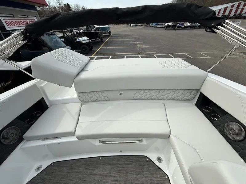 Slide: The Image of Four Winns H1 Freedom 2025 - 21