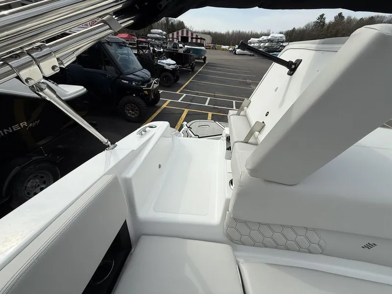 Slide: The Image of Four Winns H1 Freedom 2025 - 22