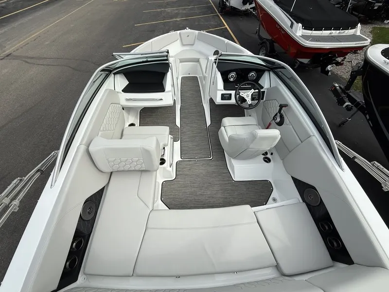 Slide: The Image of Four Winns H1 Freedom 2025 - 23