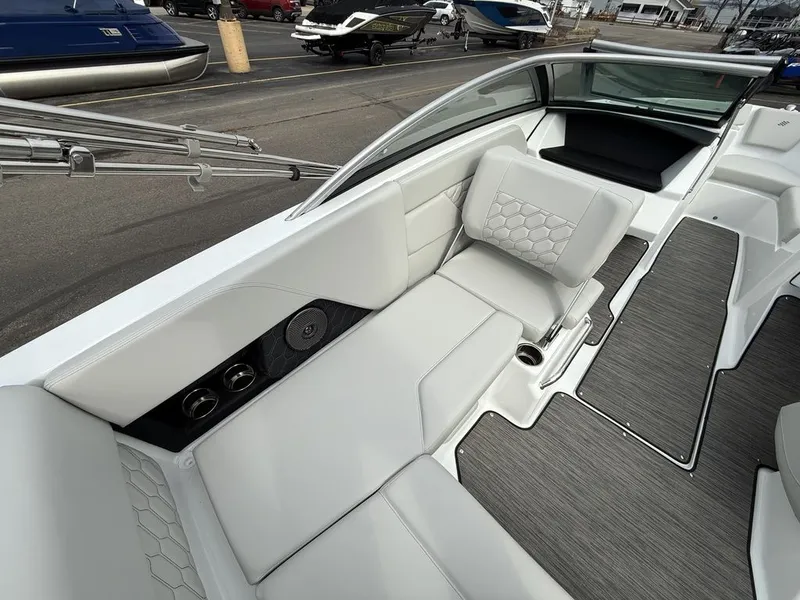 Slide: The Image of Four Winns H1 Freedom 2025 - 24