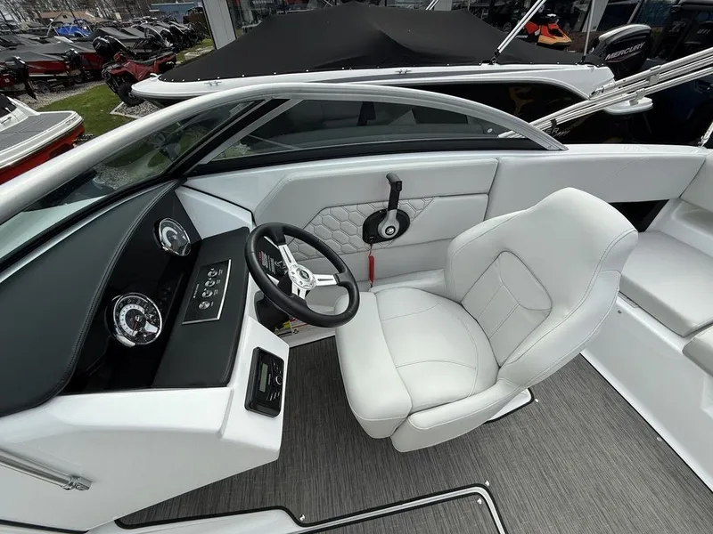 Slide: The Image of Four Winns H1 Freedom 2025 - 25