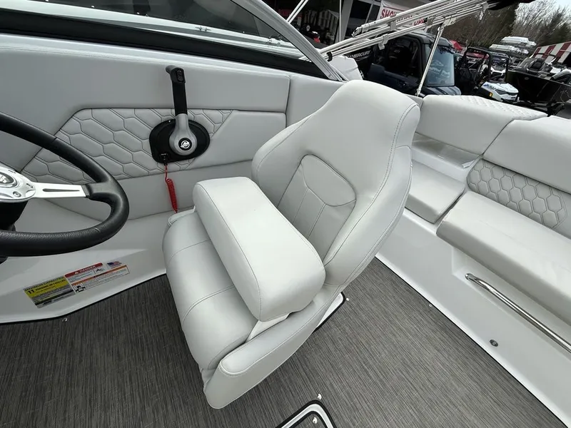 Slide: The Image of Four Winns H1 Freedom 2025 - 26