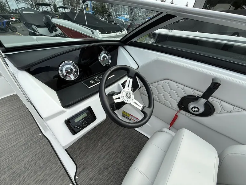 Slide: The Image of Four Winns H1 Freedom 2025 - 27