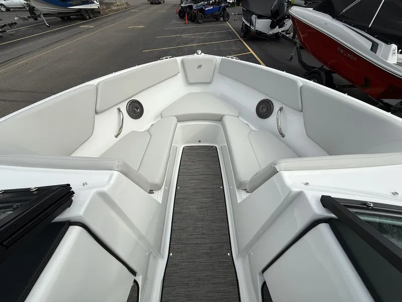 Slide: The Image of Four Winns H1 Freedom 2025 - 28