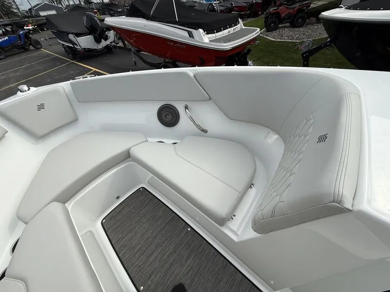 Slide: The Image of Four Winns H1 Freedom 2025 - 29