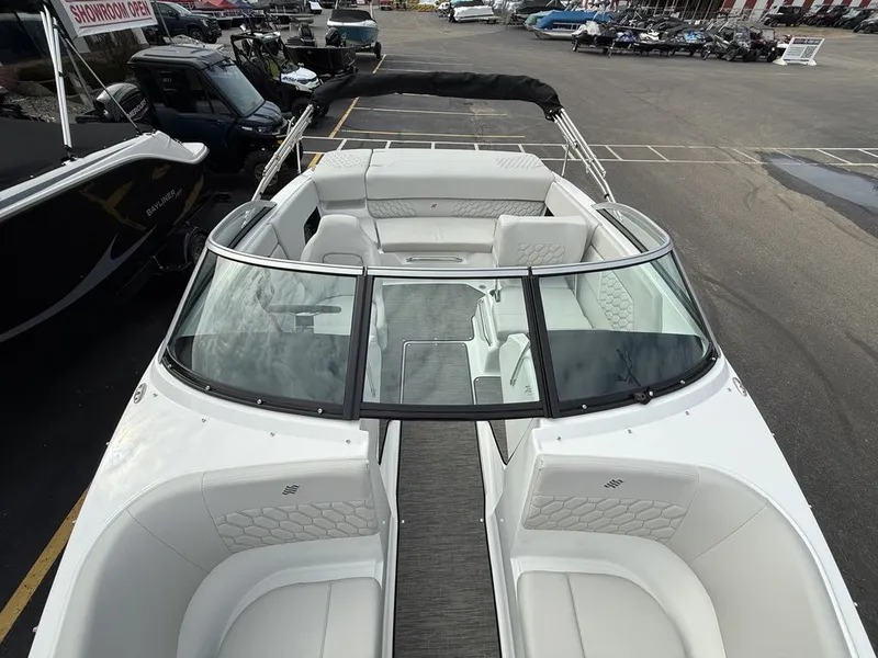 Slide: The Image of Four Winns H1 Freedom 2025 - 31